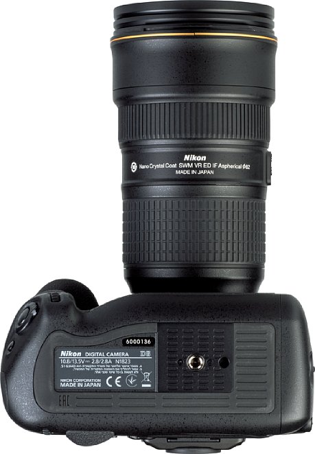 Bild Das Stativgewinde der Nikon D6 liegt selbstverständlich in der optischen Achse und bietet sogar eine Aufnahme für den "Videopin", der eine exakte Ausrichtung der Kamera auf entsprechenden Wechselplatten erlaubt. [Foto: MediaNord]