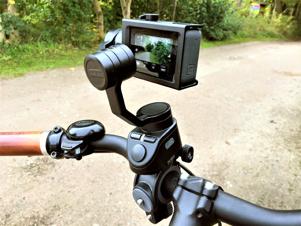 Bild Freevision Vilta Gimbal für GoPro montiert per Stativgewinde auf Lenkerhalterung Joby Grip Bike Mount Pro. [Foto: MediaNord]