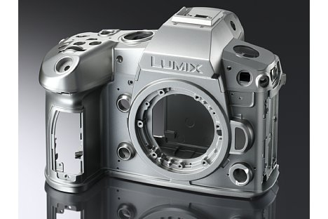 Bild Das Gehäuse der Panasonic Lumix DC-GH6 besteht aus einer robusten Magnesiumlegierung. [Foto: Panasonic]