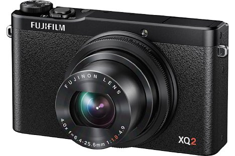 Bild Wer möchte, der bekommt die Fujifilm XQ2 auch komplett in Schwarz. Sie ist mit einem großen 2/3"-CMOS-Bildsensor mit 12 Megapixeln Auflösung ausgestattet und verspricht eine höhere Bildqualität als übliche Kompaktkameras. [Foto: Fujifilm]