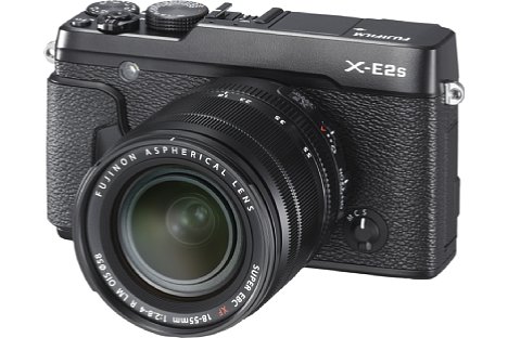Bild Mit der X-E2S entwickelt Fujifilm die X-E2 moderat weiter. So gibt es etwa einen verbesserten Griff und eine Auto-Modus-Taste. [Foto: Fujifilm]
