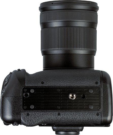 Bild Das Stativgewinde der Nikon Z 9 liegt selbstverständlich in der optischen Achse, sogar ein Videopin ist als Verdrehsicherung vorhanden. [Foto: MediaNord]