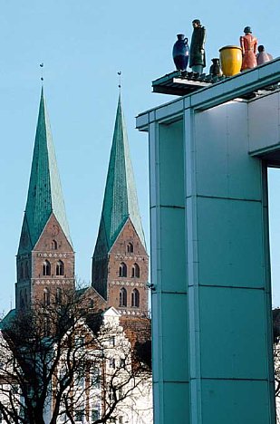 Bild Lübeck - St. Marien mit Skulptur (die Wartenden) [Foto: Jürgen Rauteberg]