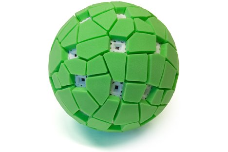 Bild Prototyp der Panono Panorama-Ball-Kamera. Rundum mit grünem Schaumstoff versehen, um ein eventuelles Auftreffen auf dem Boden abzufedern. [Foto: Jonas Pfeil]