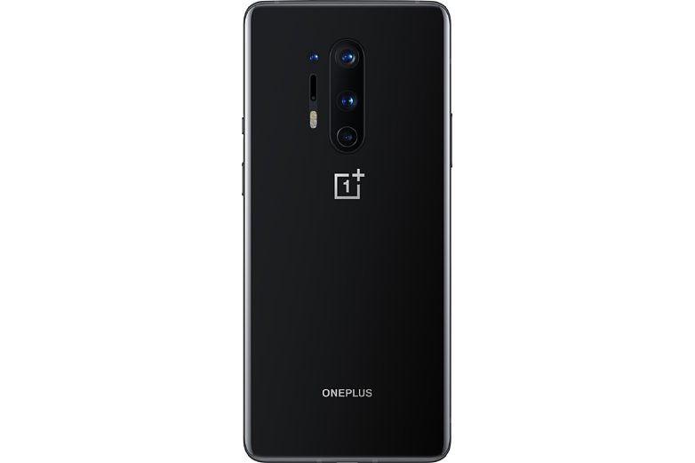 Bild Das OnePlus 8 Pro in der Farbe Onyx Black, einem hochglänzenden Schwarz (im Gegensatz zu den seidenmatten Rückseiten der beiden anderen Farben). [Foto: OnePlus]
