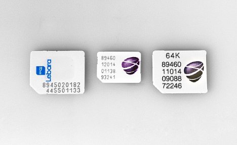 Bild Eine Nano-SIM-Karte (Mitte) ist nicht immer vorrätig. Am meisten Verbreitet sind immer noch die Micro-SIM-Karten (links und rechts). [Foto: MediaNord]