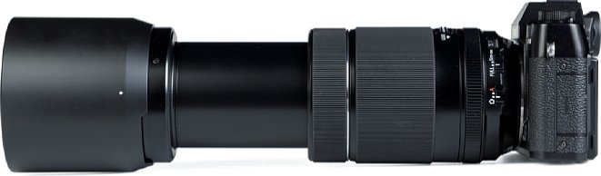 Bild Beim Zoomen fährt das Fujifilm XF 70-300 mm F4-5.6 R LM OIS WR um 7,4 Zentimeter aus. Zusammen mit der Testkamera X-T30 II und Streulichtblende ergibt sich eine Gesamtlänge von stattlichen 31,6 Zentimetern. [Foto: MediaNord]