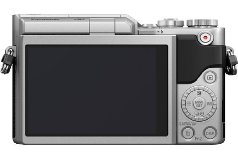 Bild Der rückwärtige Touchscreen der Panasonic Lumix DC-GX880 lässt sich um 180 Grad nach oben klappen, was Selfie-Aufnahmen vereinfacht. [Foto: Panasonic]