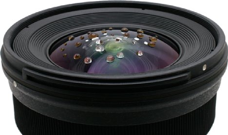 Bild Die Frontlinse des Tokina atx-i 11-16 mm F2.8 CF ist wasserabweisend beschichtet und lässt sich dadurch einfacher reinigen. [Foto: Tokina]
