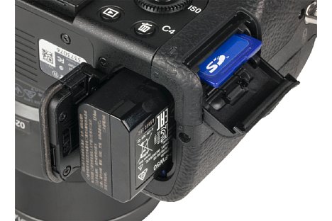 Bild Der Lithium-Ionen-Akku reicht bei der Sony Alpha 7R II nur für weniger als 300 Aufnahmen. Konsequenterweise liefert Sony einen zweiten Akku mit. [Foto: MediaNord]