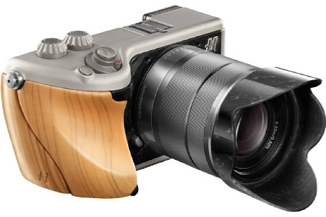 Bild Wie bei allen rebrandeten Sony-Kameras von Hasselblad kann der Kunde unter zahlreichen Holzarten für den Griff wählen. [Foto: Hasselblad]