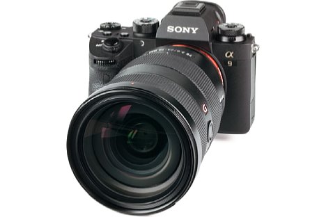Bild Trotz Profi-Ansprüchen ist die Sony Alpha 9 eine kompakte spiegellose Systemkamera, die deutlich kleiner und leichter ausfällt als das 24-70 mm F2,8 Objektiv. [Foto: MediaNord]