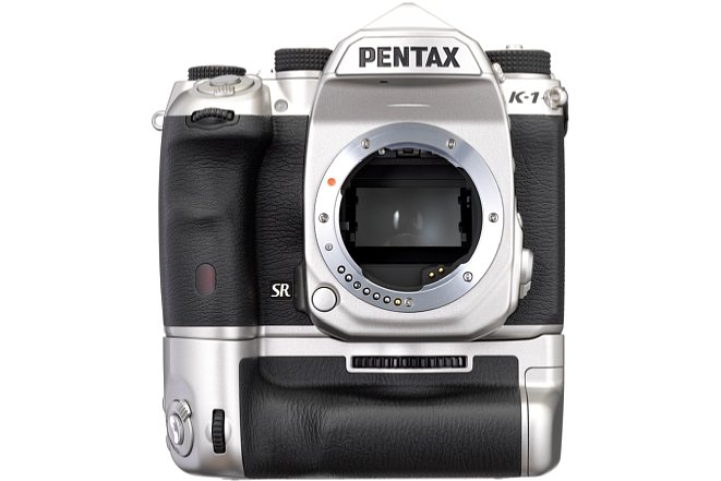 Bild Pentax K-1 Limited Silver mit Batteriegriff. [Foto: Ricoh]