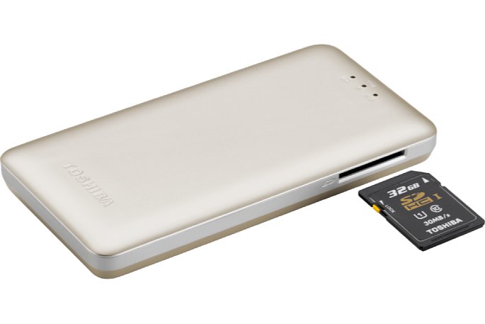 Bild Im SD-Karte-Steckplatz der Toshiba Canvio AeroMobile Wireless SSD können beliebige SD-Karten verwendet werden und natürlich auch Micro-SD-Karten in einem SD-Card-Adapter. Die eingesetzte Karte verschwindet vollständig im Karten-Slot. [Foto: Toshiba]