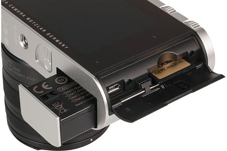 Bild Der Akku wird unten, die Speicherkarte an der Seite der Leica T (Typ 701) entnommen. Der Akku wird wahlweise im mitgelieferten, externen Ladegerät oder aber in der Kamera per USB geladen. [Foto: MediaNord]