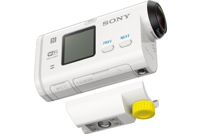 Bild Die Sony HDR-AS100V lässt sich mit Stativadapter auch ohne Schutzgehäuse an Haltesystemen befestigen. Die zweigeteilte Schnittstellenklappe lässt den Anschluss externe Mikrofone trotz montiertem Stativadapter zu. [Foto: Sony]