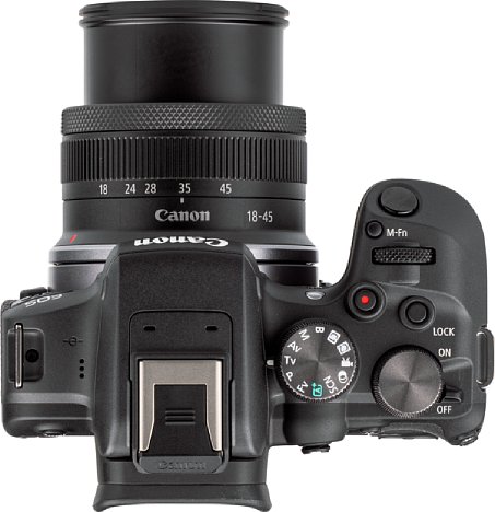 Bild Lediglich knapp über 550 Gramm wiegt die Kombination aus Canon EOS R10 mit RF-S 18-45 mm F4.5-6.3 IS STM. [Foto: MediaNord]