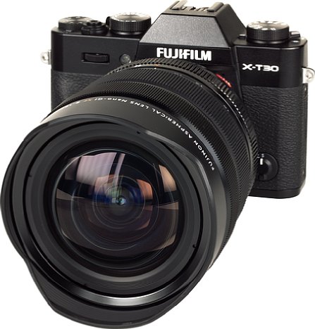 Bild Für ein spiegelloses Ultraweitwinkelzoom fällt das Fujifilm XF 8-16 mm F2.8 R LM WR ausgesprochen wuchtig aus. Besonders deutlich wird das an der sehr kompakten Fujifilm X-T30. [Foto: MediaNord]