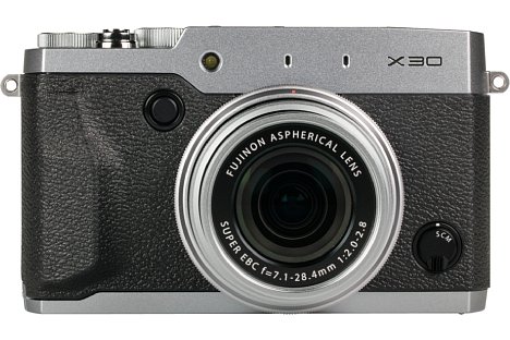 Bild Mit 423 Gewicht und Abmessungen von 119 x 72 x 60 Millimetern ist die Fujifilm X30 für eine Kompaktkamera sehr groß und schwer. [Foto: MediaNord]