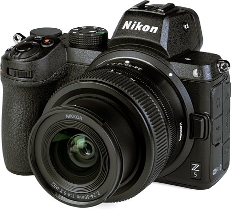 Bild Besonders zusammen mit dem Z 24-50 mm F4-6,3 ist die Nikon Z 5 eine sehr kompakte Kleinbildkamera. Das hier ausgefahren zu sehende Objektiv lässt sich zum Transport einfahren, was zwei Zentimeter Platz einspart. [Foto: MediaNord]