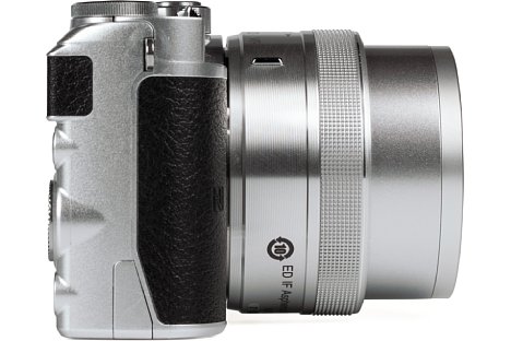 Bild Die Nikon 1 J5 besitzt eine kleine Griffwulst und eine Daumenauflage. Beides ist mit einem griffigen Gummi beledert, so dass die J5 trotz der kleinen Abmaße ganz gut in der Hand liegt. [Foto: MediaNord]