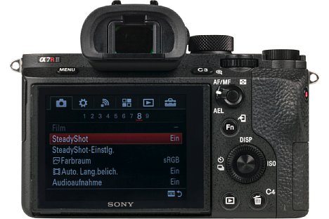 Bild Der rückwärtige Bildschirm der Sony Alpha 7R II lässt sich nach oben und unten klappen. Dank Augsensor aktiviert sich der elektronische Sucher automatisch. [Foto: MediaNord]