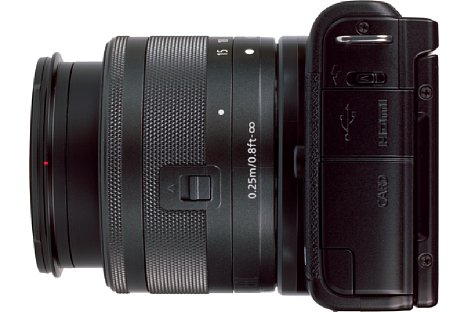 Bild Auf der linken Seite der Canon EOS M200 sind die Schnittstellenabdeckung und das SD-Speicherkartenfach zu finden. [Foto: MediaNord]