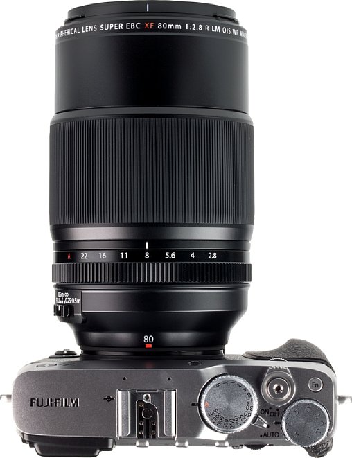 Bild Für ein 80mm-Makroobjektiv fällt das Fujifilm XF 80 mm F2.8 R LM OIS WR Macro ausgesprochen groß und schwer aus. Das macht sich besonders an einer Kamera wie der kleinen X-E3 bemerkbar. [Foto: MediaNord]