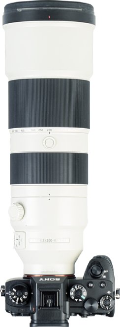 Bild Das Sony FE 200-600 mm F5.6-6.3 G OSS (SEL200600G) besitzt nicht nur einen Innenfokus, sondern auch ein Innenzoom. Dank heller Farbe wärmt es sich in der Sonne weniger auf. [Foto: MediaNord]