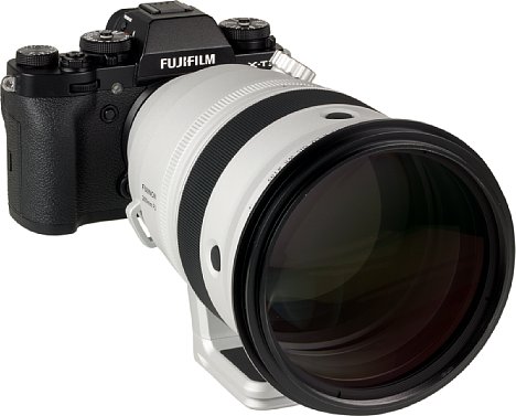 Bild Satte 105 mm beträgt der Durchmesser des Filtergewindes des Fujifilm XF 200 mm F2 R LM OIS. Vor allem die großen Spezialglaslinsen im vorderen Teil des Objektivs treiben den Preis in die Höhe. [Foto: MediaNord]