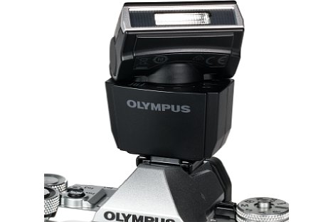 Bild Besonders pfiffig: Der kleine mitgelieferte Blitz der Olympus OM-D E-M5 Mark II besitzt einen Dreh- und Schwenkreflektor. [Foto: MediaNord]