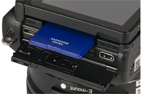 Bild Die Speicherkarte wird bei der Sony Alpha 5100 seitlich entnommen. Hinter derselben Klappe sitzt der Micro-USB-Anschluss zum Laden des Akkus. [Foto: MediaNord]