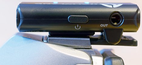 Bild Der Clip des Lark M1 Empfängers kann mit wenig Aufwand auf den Standardblitzschuh einer Kamera geschoben werden. [Foto: MediaNord]