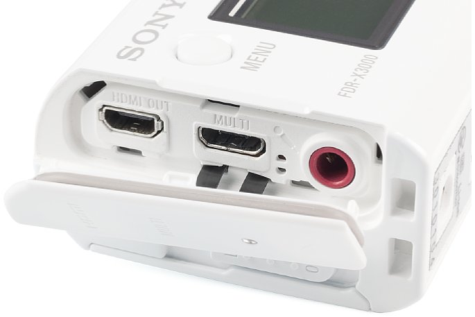 Bild Vorbildlich: Die Schnittstellen der Sony FDR-X3000 unter einer spritzwasserdichten Klappe sind im Betrieb ohne Gehäuse problemlos zugänglich. Ein Mikrofon kann direkt angeschlossen werden. [Foto: MediaNord]