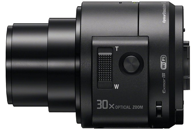 Bild An der Seite besitzt die Sony QX30 Bedienelemente zur Steuerung des Zooms sowie zum Aufnehmen eines Fotos direkt an der Kamera, falls man dies nicht per Fernsteuerung machen möchte. [Foto: Sony]