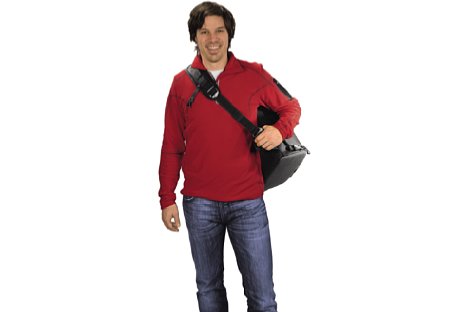Bild Der Hama Katoomba 170 RL ist ein Sling-Rucksack und wird diagonal über einer Schulter getragen. [Foto: Hama]