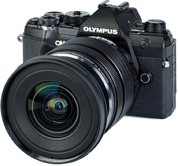 Bild An der Testkamera OM-D E-M5 III ist das überraschend große Olympus 8-25 mm 4 ED Pro (EZ-M0825) leicht frontlastig, auch wenn es mit 412 Gramm gut fünf Gramm leichter ist als die Kamera. [Foto: MediaNord]
