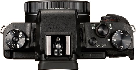 Bild Die Canon PowerShot G1 X Mark III ist deutlich kompakter als DSLRs und schlägt, trotz verbautem Objektiv, sogar so manche spiegellose Systemkamera in den Abmessungen. Das Gewicht der spritzwassergeschützten Kamera schlägt mit 400 Gramm zu Buche. [Foto: Canon]