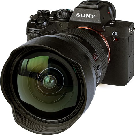 Bild Die Frontlinse des Sony FE 12-24 mm F2.8 GM (SEL-1224GM) ist sehr groß und stark gewölbt. Die fest verbaute Streulichtblende ragt nur leicht darüber hinaus. [Foto: MediaNord]