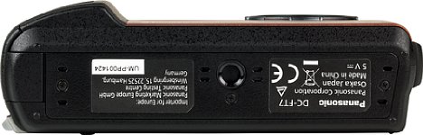 Bild Das Stativgewinde der Panasonic Lumix DC-FT7 befindet sich zwar in der Mitte der Kamera, jedoch nicht in der optischen Achse des Objektivs. [Foto: MediaNord]