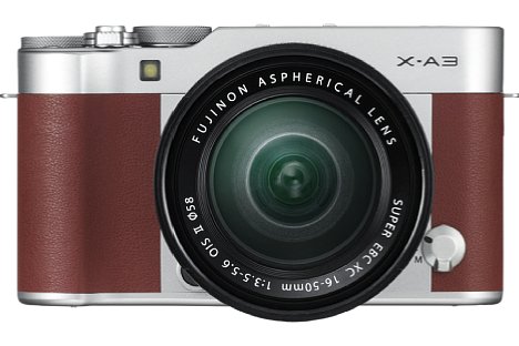 Bild Wer die silberne Variante der Fujifilm X-A3 nicht anspricht, die eigentlich Silber-Schwarz ist, kann auch zur braunen Kamera greifen. Technisch ist sie identisch, beispielsweise mit dem 24 Megapixel auflösenden APS-C-Sensor. [Foto: Fujifilm]