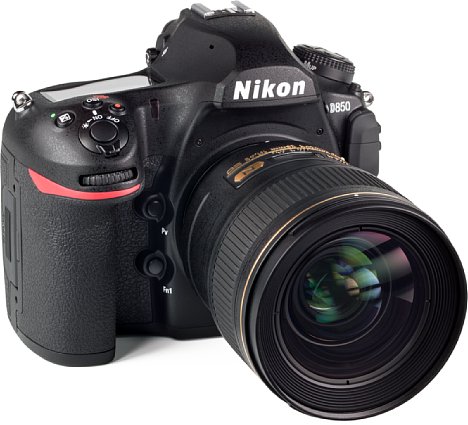 Bild An der großen Vollformatkamera Nikon D850 wirkt das AF-S 28 mm 1:1.4E ED gar nicht mehr so überdimensioniert. Die Kombination ist gut ausbalanciert und ergonomisch. [Foto: MediaNord]