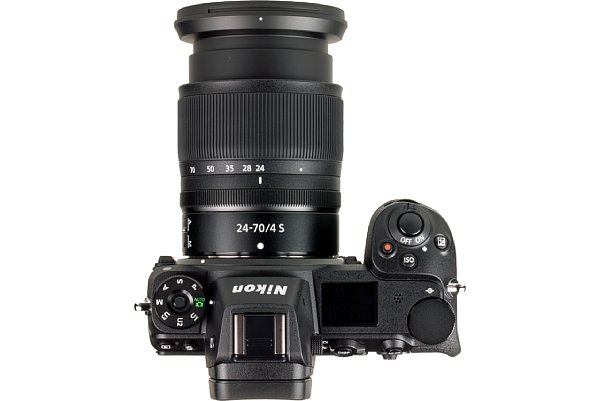 Bild Die Nikon Z 6 bietet einen sehr gut ausgeformten und damit ergonomischen Handgriff. Praktisch ist auch das Schulterdisplay, das über die wichtigsten Aufnahmeparameter informiert. [Foto: MediaNord]