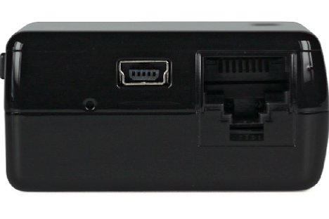 Bild Über den USB-Anschluss wird der Hama Wi-Fi Kartenleser mit dem Computer verbunden und aufgeladen. Per Kabel ans Netzwerk angeschlossen kann der Kartenleser auch als WLAN-Hotspot dienen. [Foto: MediaNord]