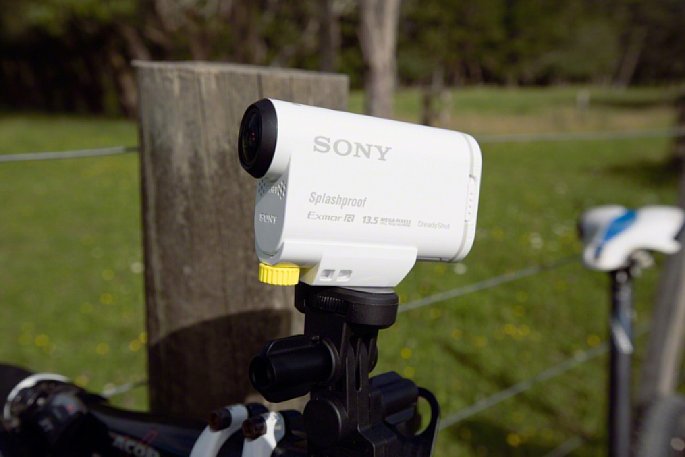 Bild Obwohl die Sony HDR-AS100V spritzwassergeschützt ist und einen Stativadapter besitzt, würden wir die Kamera so wie hier auf dem Pressefoto gezeigt, eher nicht betreiben, sondern bei solchem Einsatz eher das stabile Schutzgehäuse verwenden. [Foto: Sony]