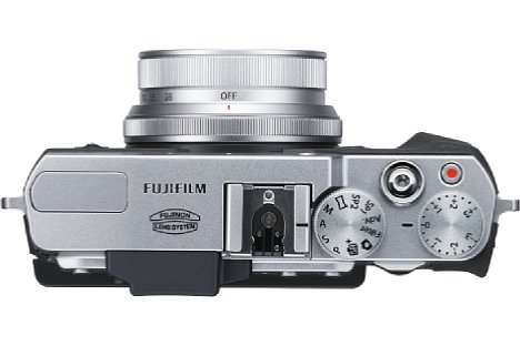 Bild Eingebauter Blitz und Blitzschuh sind der Fujifilm X30 erhalten geblieben. Neu ist ein hinter dem manuellen Zoom gelegener elektronischer Steuerring. [Foto: Fujifilm]