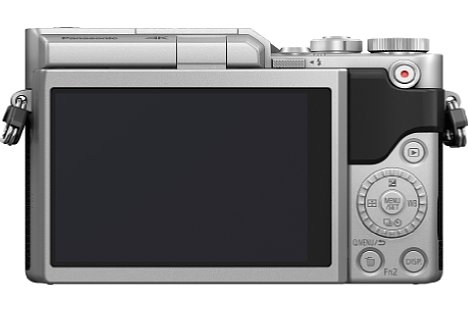 Bild Der um 180 Grad nach oben klappbare 7,5-cm-Touchscreen der Panasonic Lumix DC-GX800 ermöglicht Selfie-Aufnahmen. [Foto: Panasonic]