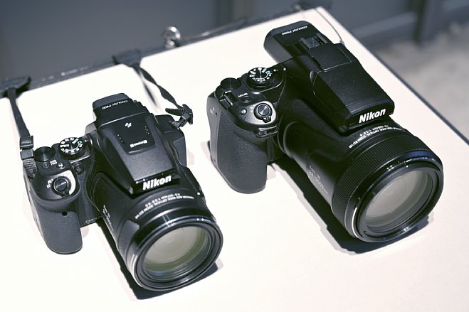 Bild Der Größenunterschied zwischen der Nikon Coolpix P900 (links) und der neuen P1000 (rechts) ist enorm, wie man auf diesem Vergleichsfoto sehen kann. [Foto: MediaNord]
