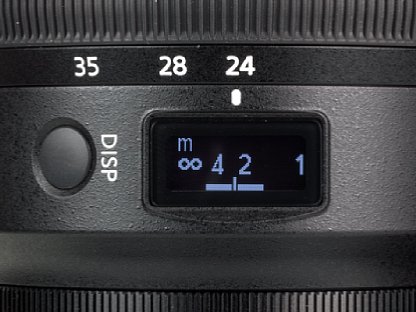 Bild Das Display des Nikon Z 24-70 mm 1:2,8 S zeigt auf Wunsch eine Entfernungsskala samt zur aktuell eingestellten Entfernung und Blende passender Schärfentiefe. [Foto: MediaNord]