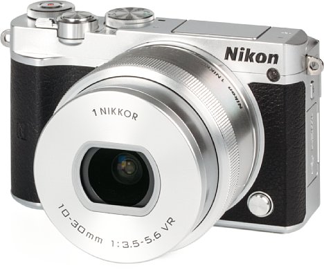 Bild Die Nikon 1 J5 ist eine äußerst kompakte Systemkamera, sie ist nur zehn Zentimeter breit und sechs Zentimeter hoch. Zusammen mit dem 10-30 mm Setobjektiv bringt sie gerade einmal 340 Gramm auf die Waage. [Foto: MediaNord]